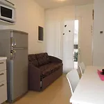 Апартаменты Modern One Bedroom With Solarium